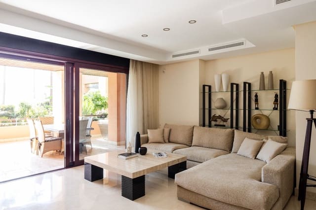 Apartamento de 2 habitaciones en Puerto Banus, Marbella en venta con piscina - 1.800.000 € (Ref: 8439631)