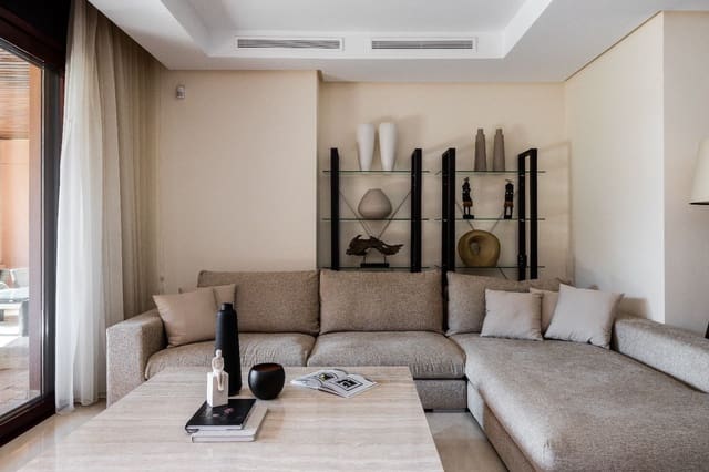 Apartamento de 2 habitaciones en Puerto Banus, Marbella en venta con piscina - 1.800.000 € (Ref: 8439631)