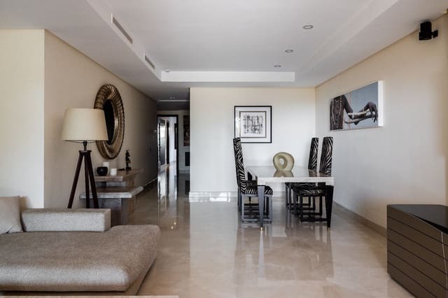 Apartamento de 2 habitaciones en Puerto Banus, Marbella en venta con piscina - 1.800.000 € (Ref: 8439631)