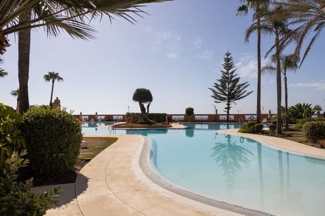 Apartamento de 2 habitaciones en Puerto Banus, Marbella en venta con piscina - 1.800.000 € (Ref: 8439631)