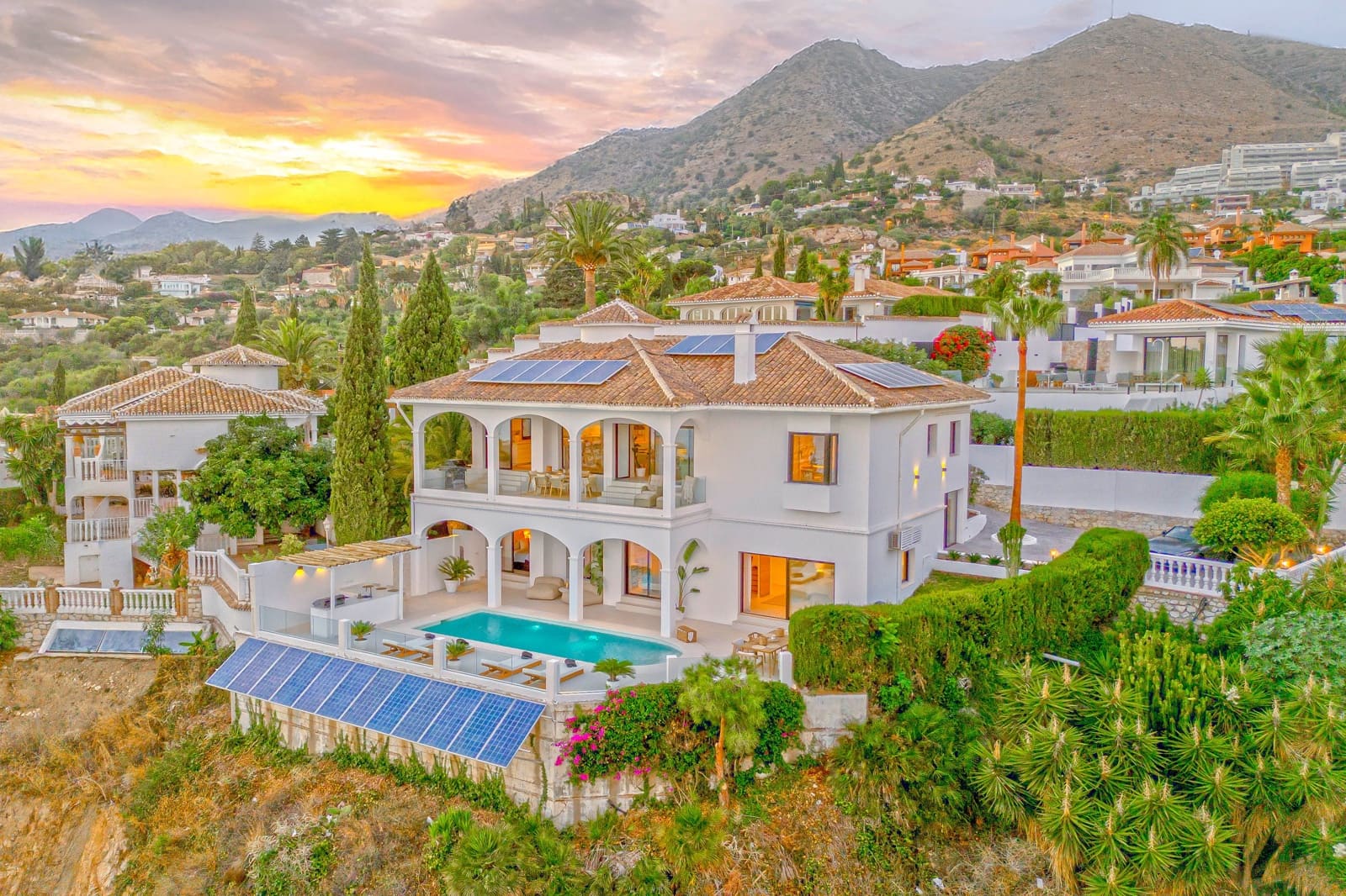 5 bedroom Villa for sale in Benalmadena with pool - € 2,695,000 (Ref: 8552302)