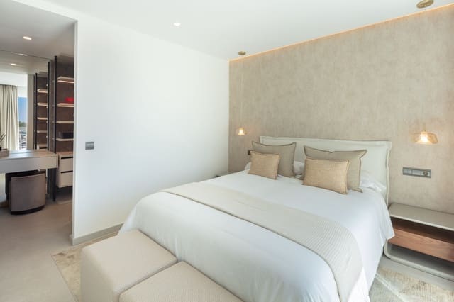 Ático de 3 habitaciones en Marbella en venta con piscina - 1.895.000 € (Ref: 8599016)