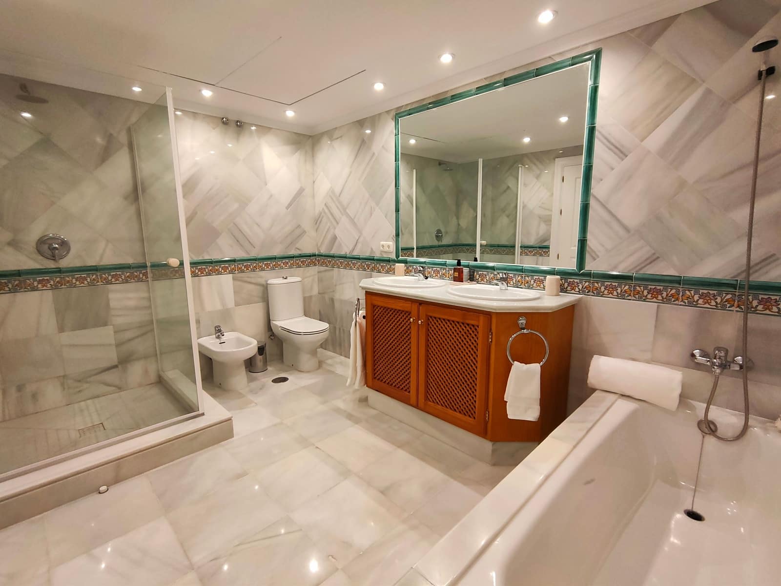 2 bedroom Apartment for sale in Benahavis - € 680,000 (Ref: 8644545)