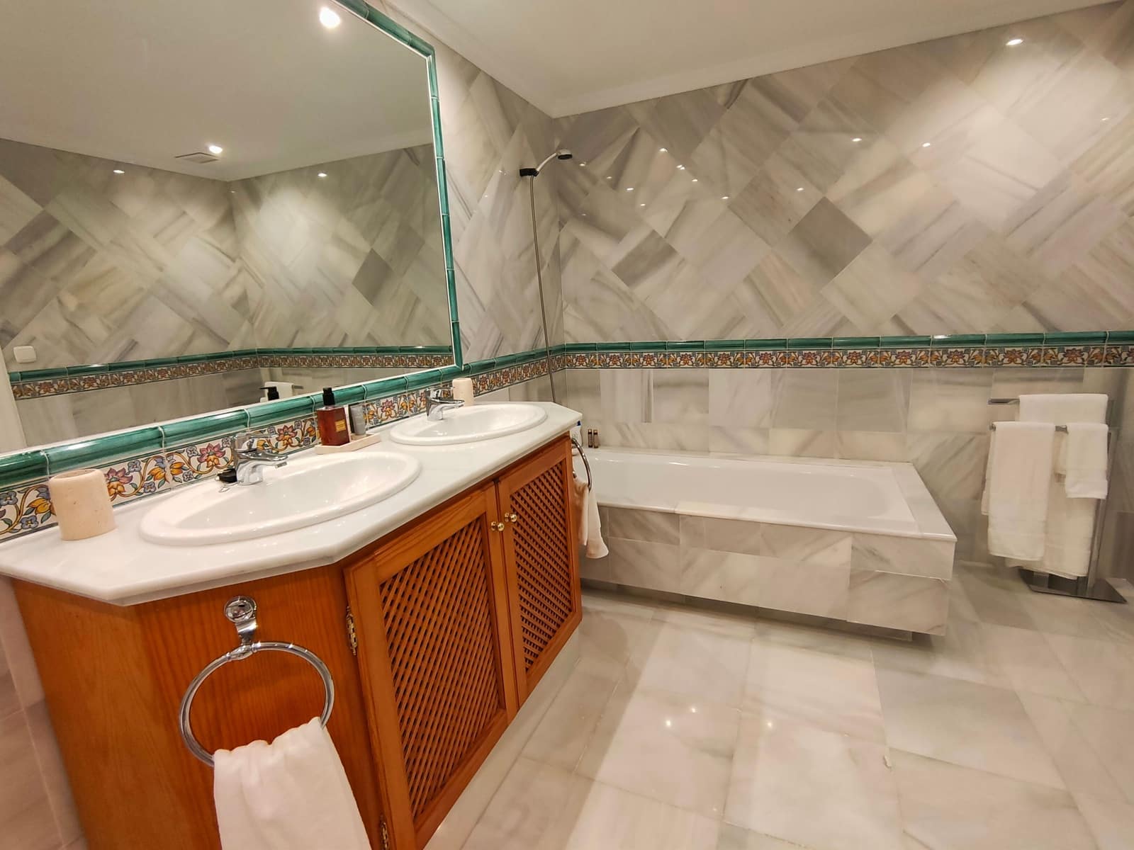 2 bedroom Apartment for sale in Benahavis - € 680,000 (Ref: 8644545)