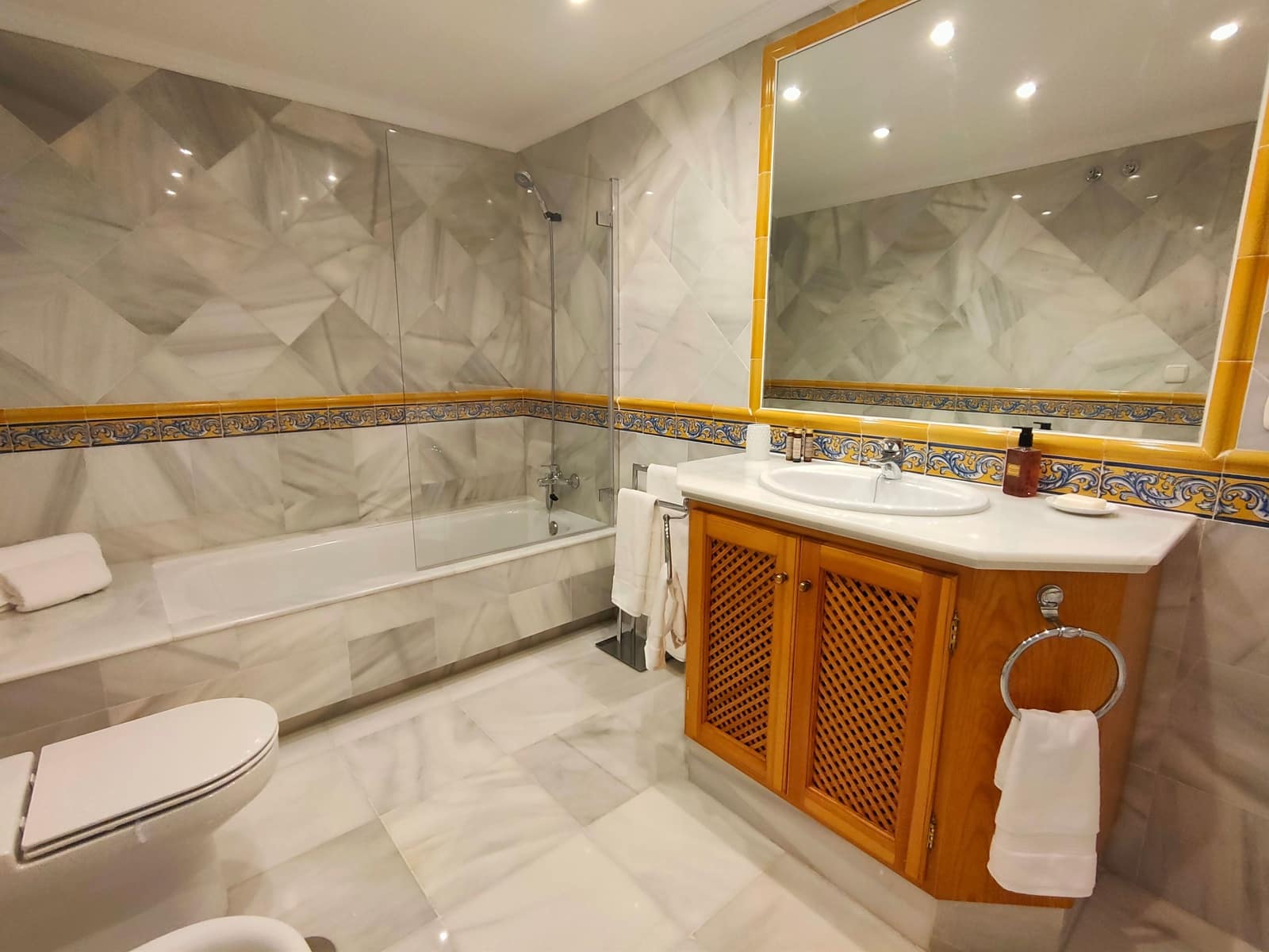 2 bedroom Apartment for sale in Benahavis - € 680,000 (Ref: 8644545)