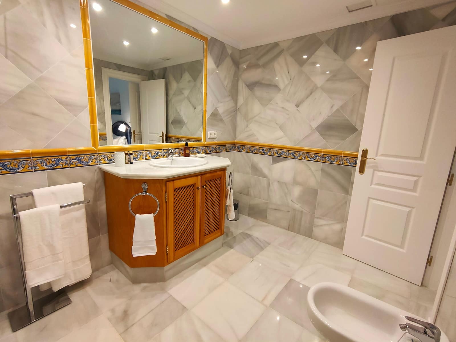 2 bedroom Apartment for sale in Benahavis - € 680,000 (Ref: 8644545)