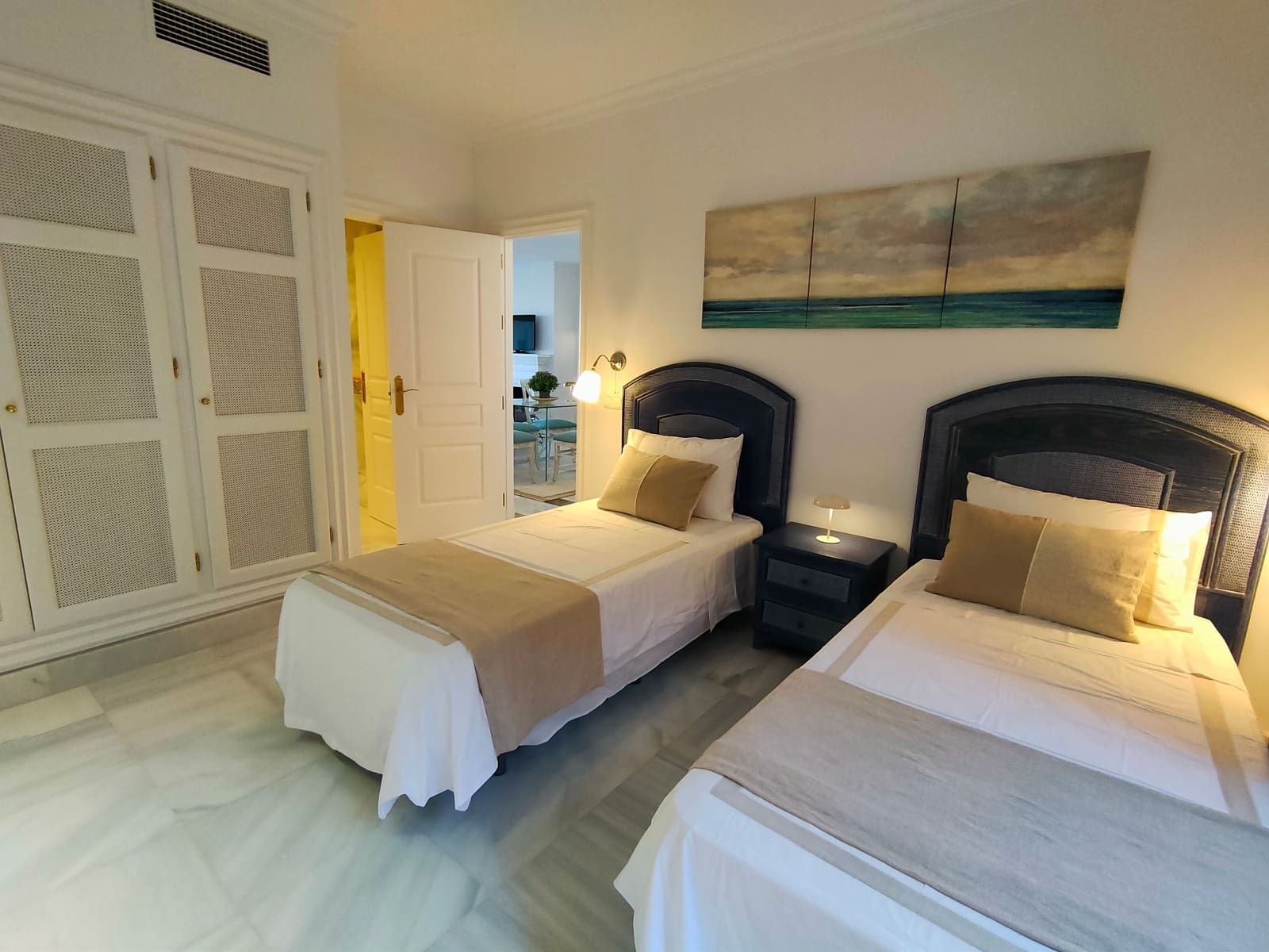 2 bedroom Apartment for sale in Benahavis - € 680,000 (Ref: 8644545)