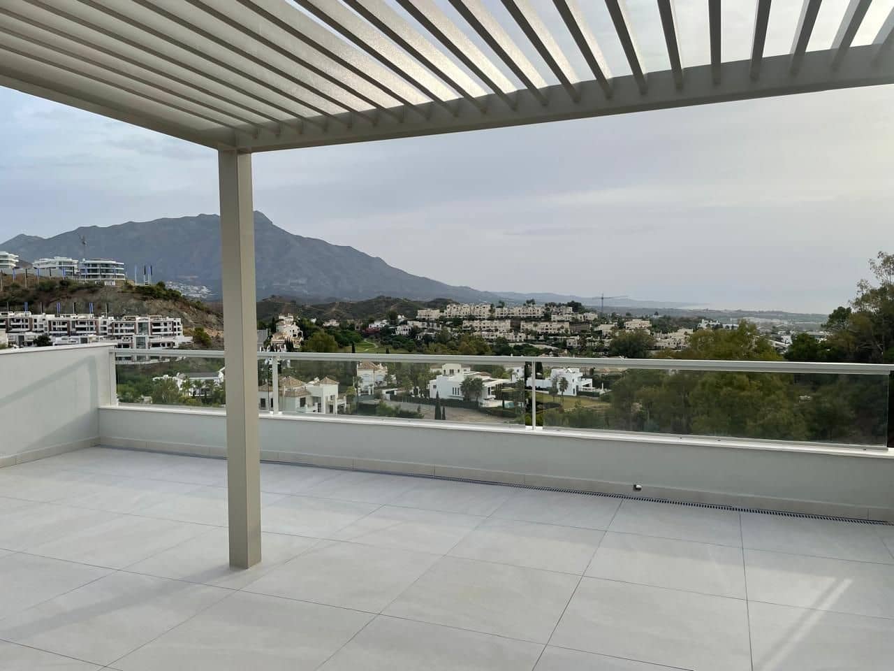 3 quarto Penthouse para venda em Benahavis com piscina - 1 150 000 € (Ref: 8695140)