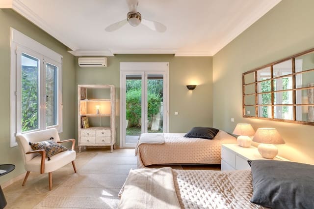 6 bedroom Villa for sale in Marbella - € 2,590,000 (Ref: 8759503)