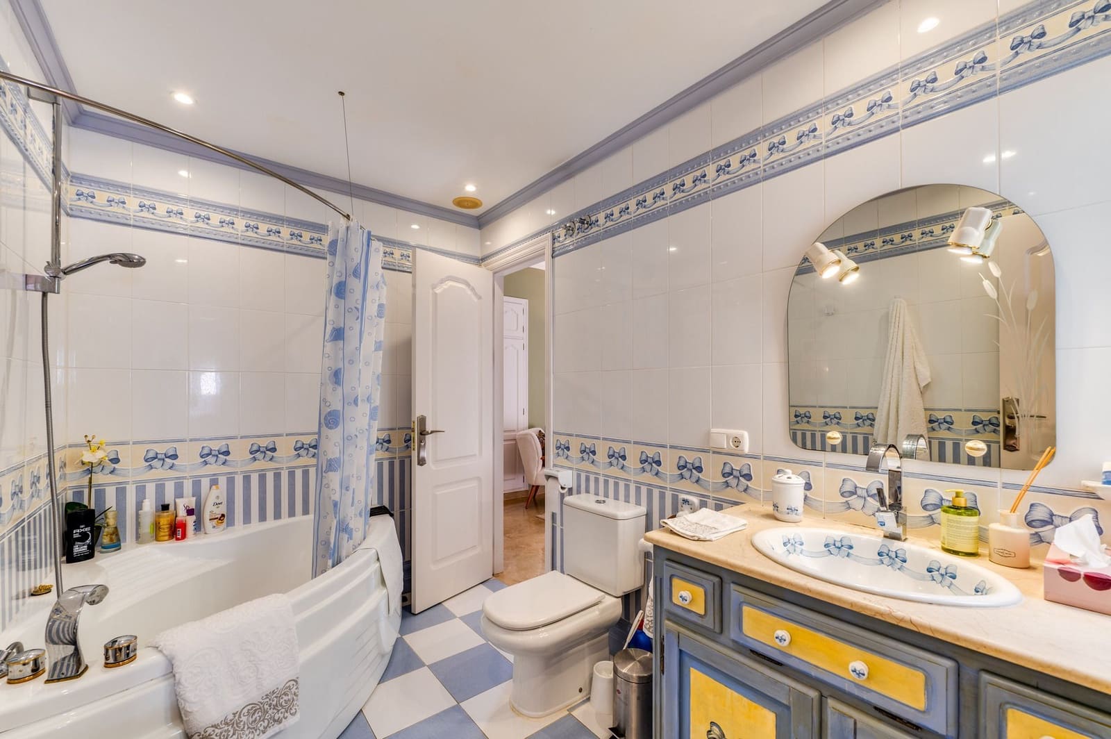 6 bedroom Villa for sale in Marbella - € 2,590,000 (Ref: 8759503)