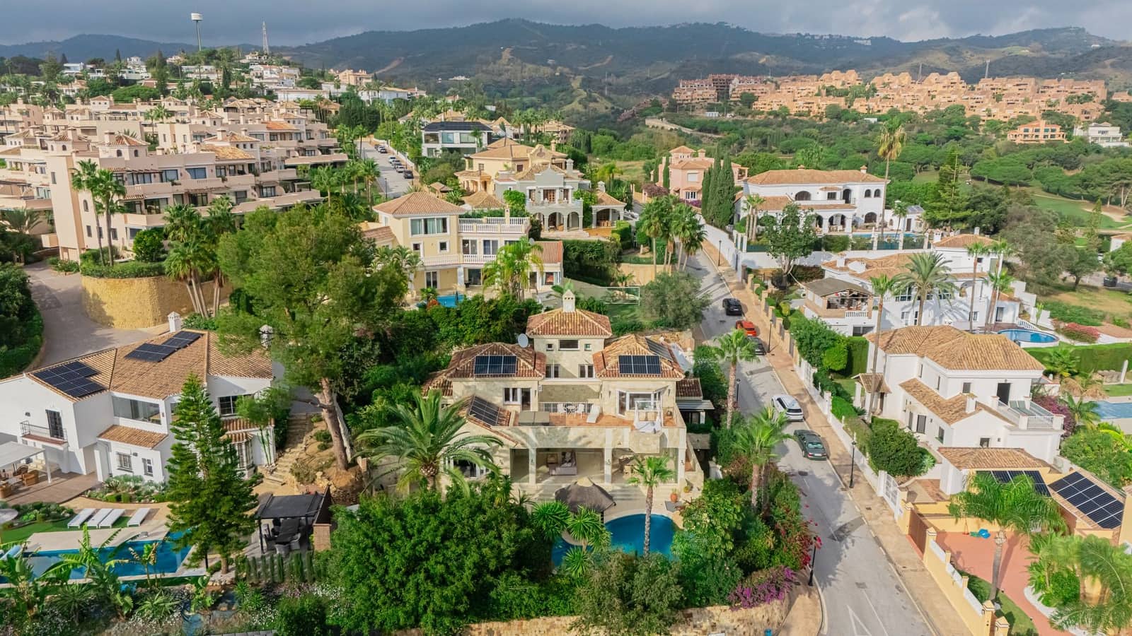 6 bedroom Villa for sale in Marbella - € 2,590,000 (Ref: 8759503)