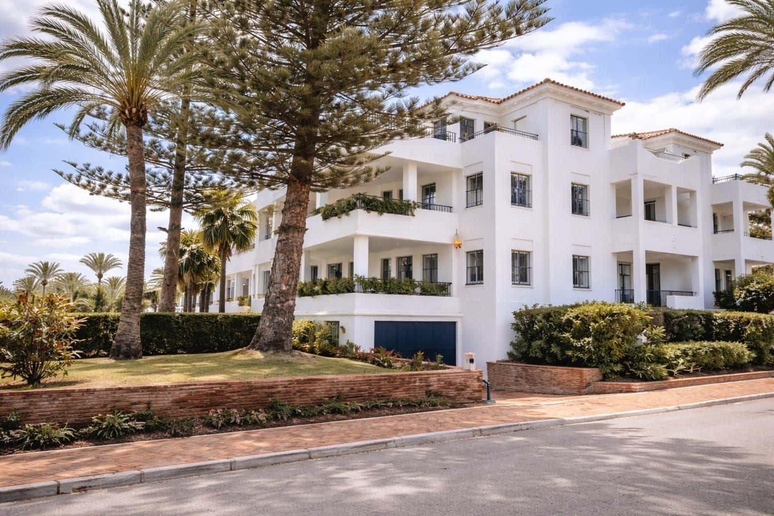 3 bedroom Apartment for sale in San Pedro de Alcantara with pool - € 979,000 (Ref: 8774867)