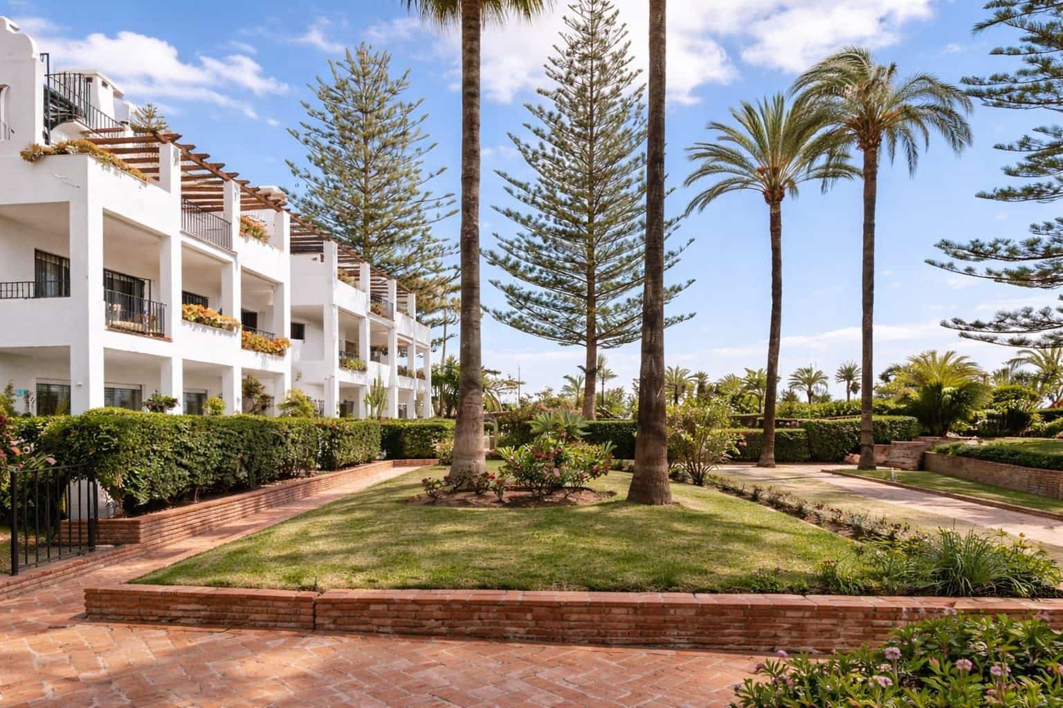 3 bedroom Apartment for sale in San Pedro de Alcantara with pool - € 979,000 (Ref: 8774867)