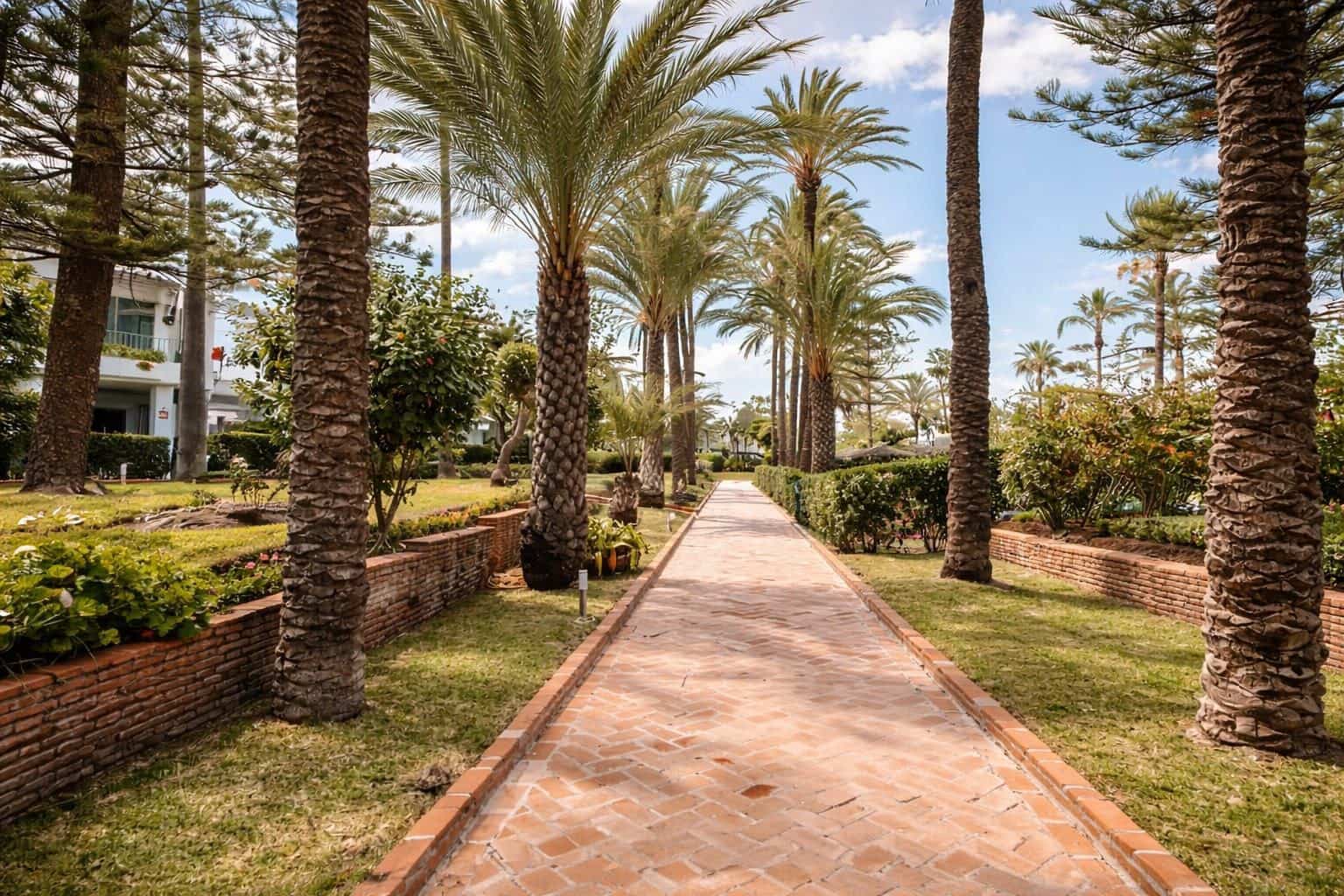 3 bedroom Apartment for sale in San Pedro de Alcantara with pool - € 979,000 (Ref: 8774867)