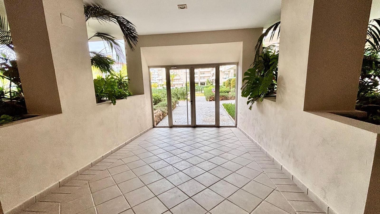 3 bedroom Apartment for sale in Marbella with pool - € 445,000 (Ref: 8800506)