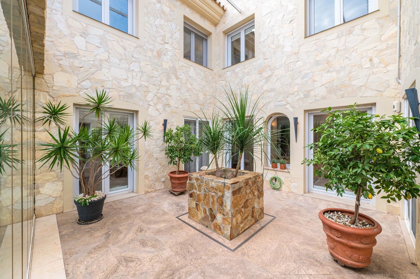 5 makuuhuone Huvila myytävänä paikassa Marbella mukana uima-altaan - 2 590 000 € (Ref: 8826841)