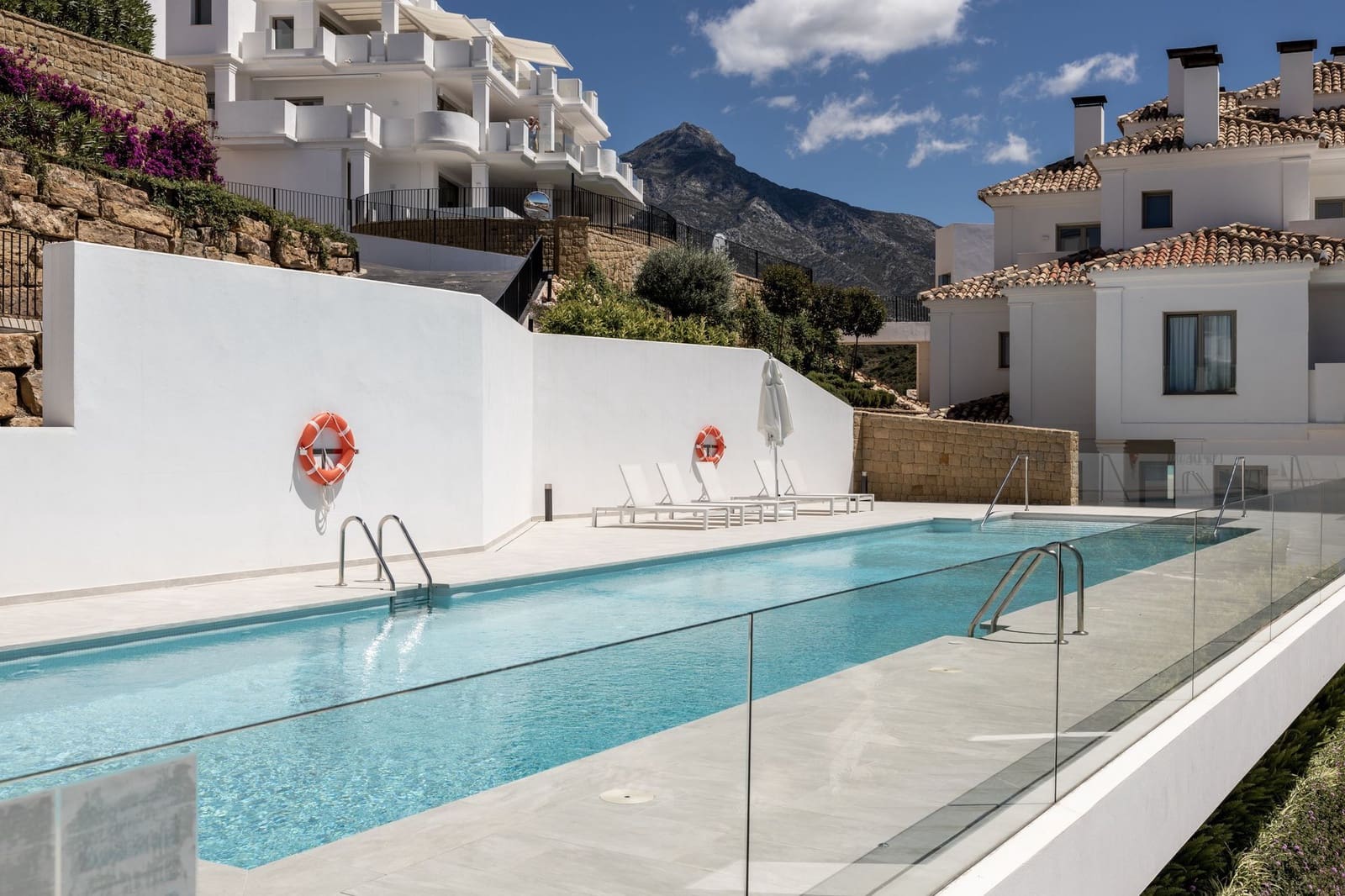 2 slaapkamer Appartement te koop in Marbella met zwembad - € 1.190.000 (Ref: 8842233)