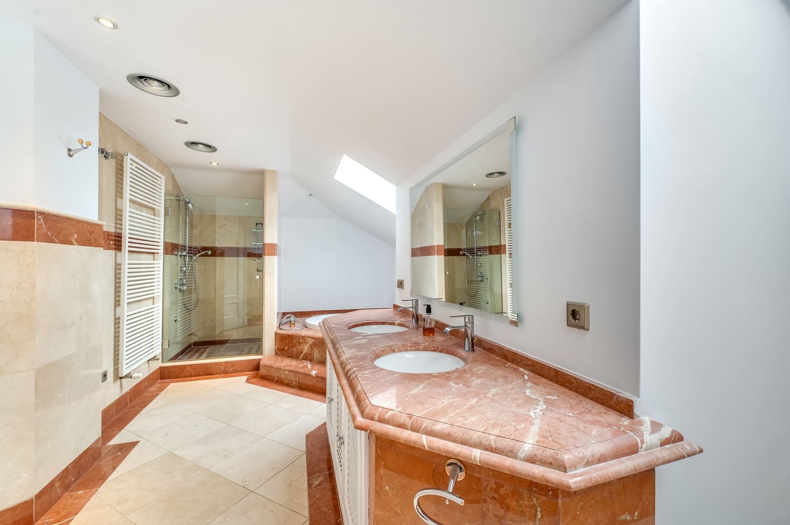 4 sovrum Villa till salu i Marbella med pool - 2 150 000 € (Ref: 8847086)