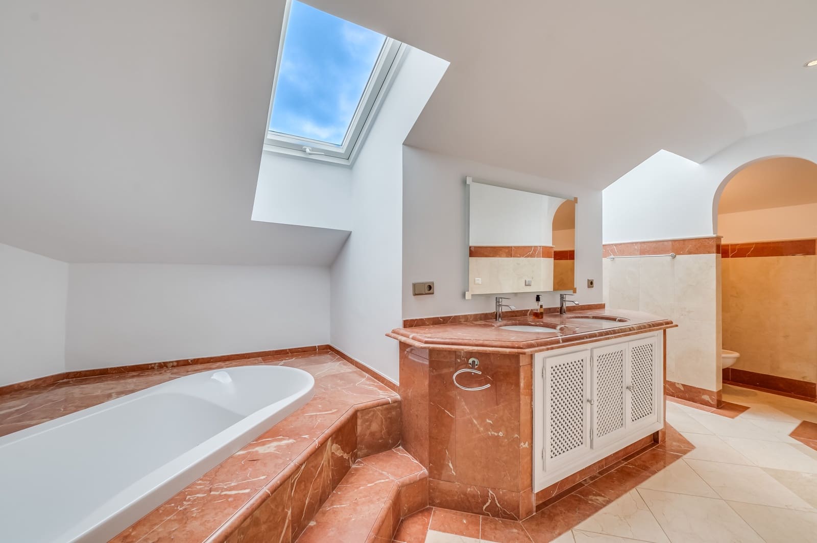 4 sovrum Villa till salu i Marbella med pool - 2 150 000 € (Ref: 8847086)