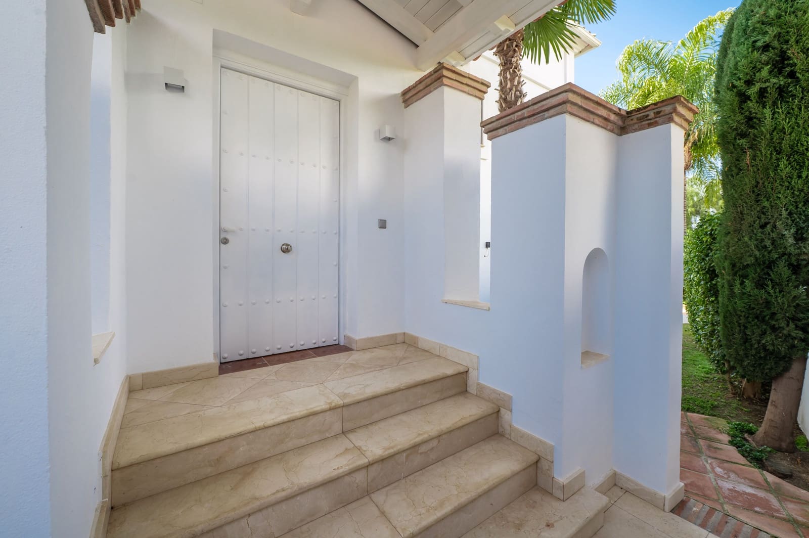 4 sovrum Villa till salu i Marbella med pool - 2 150 000 € (Ref: 8847086)