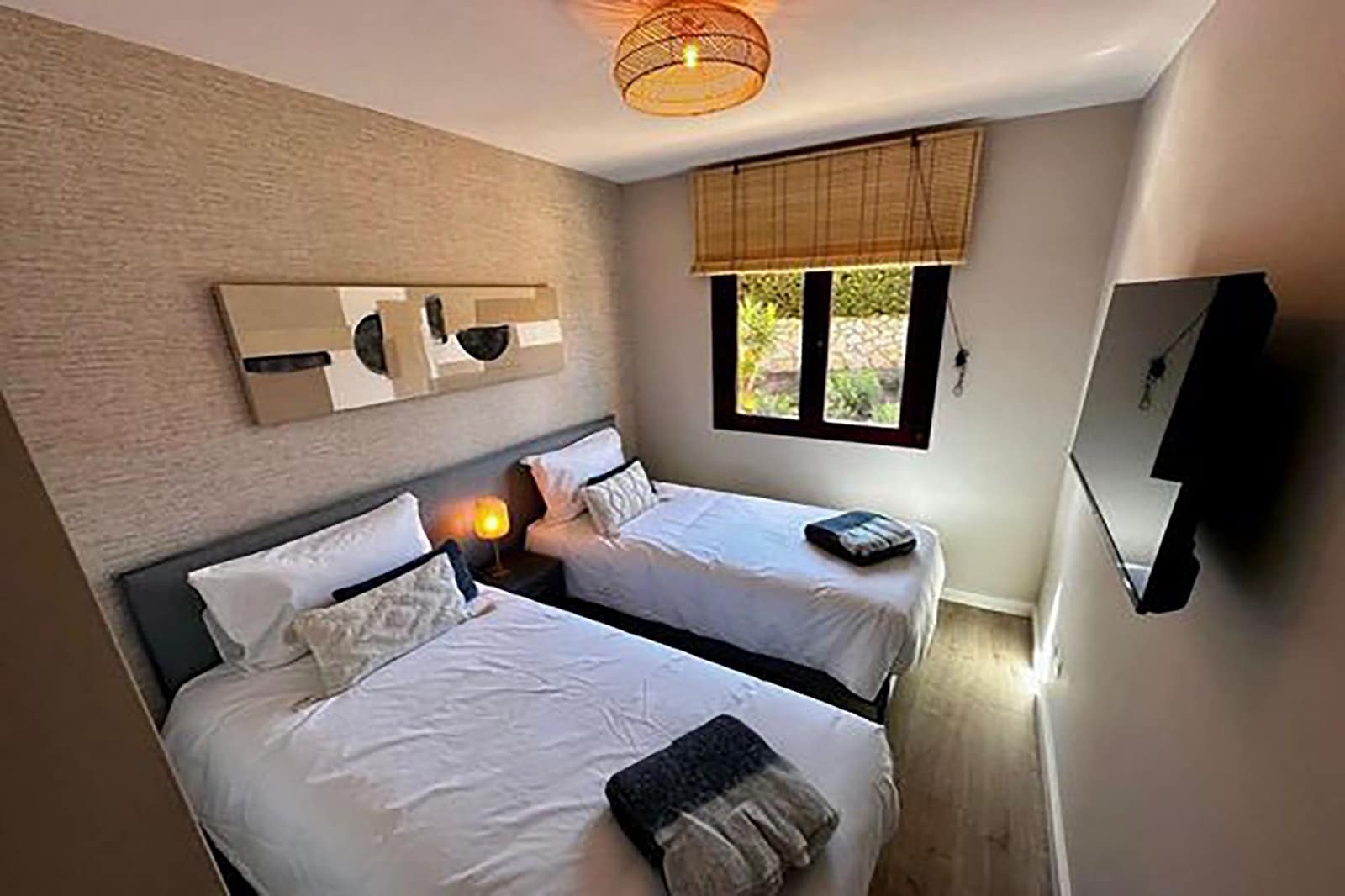 2 bedroom Apartment for sale in Benahavis with pool - € 335,000 (Ref: 8851060)