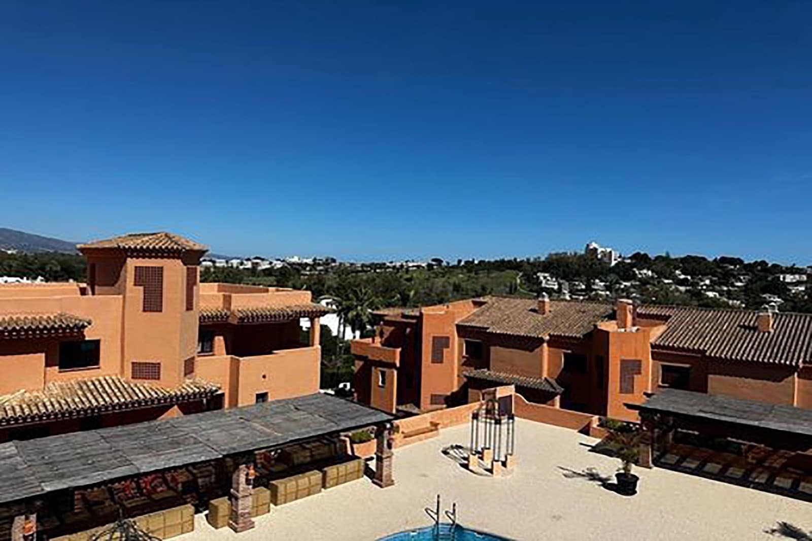 2 bedroom Apartment for sale in Benahavis with pool - € 335,000 (Ref: 8851060)