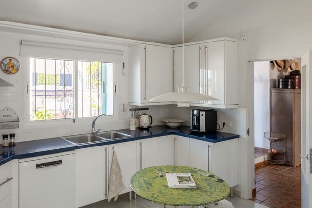 4 sypialnia Willa na sprzedaż w Las Lomas, Estepona z basenem - 1 370 000 € (Ref: 8853119)