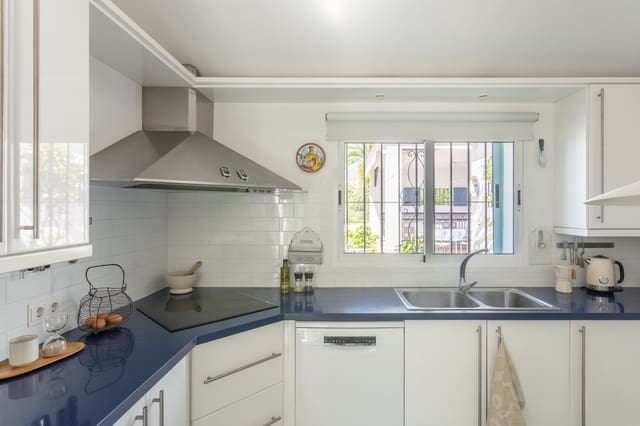 4 sypialnia Willa na sprzedaż w Las Lomas, Estepona z basenem - 1 370 000 € (Ref: 8853119)