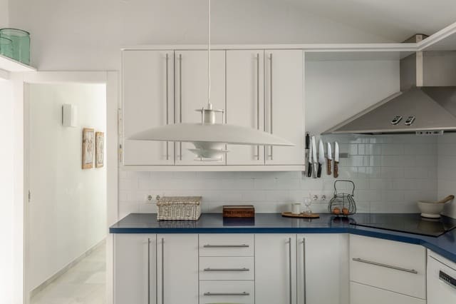 4 sypialnia Willa na sprzedaż w Las Lomas, Estepona z basenem - 1 370 000 € (Ref: 8853119)