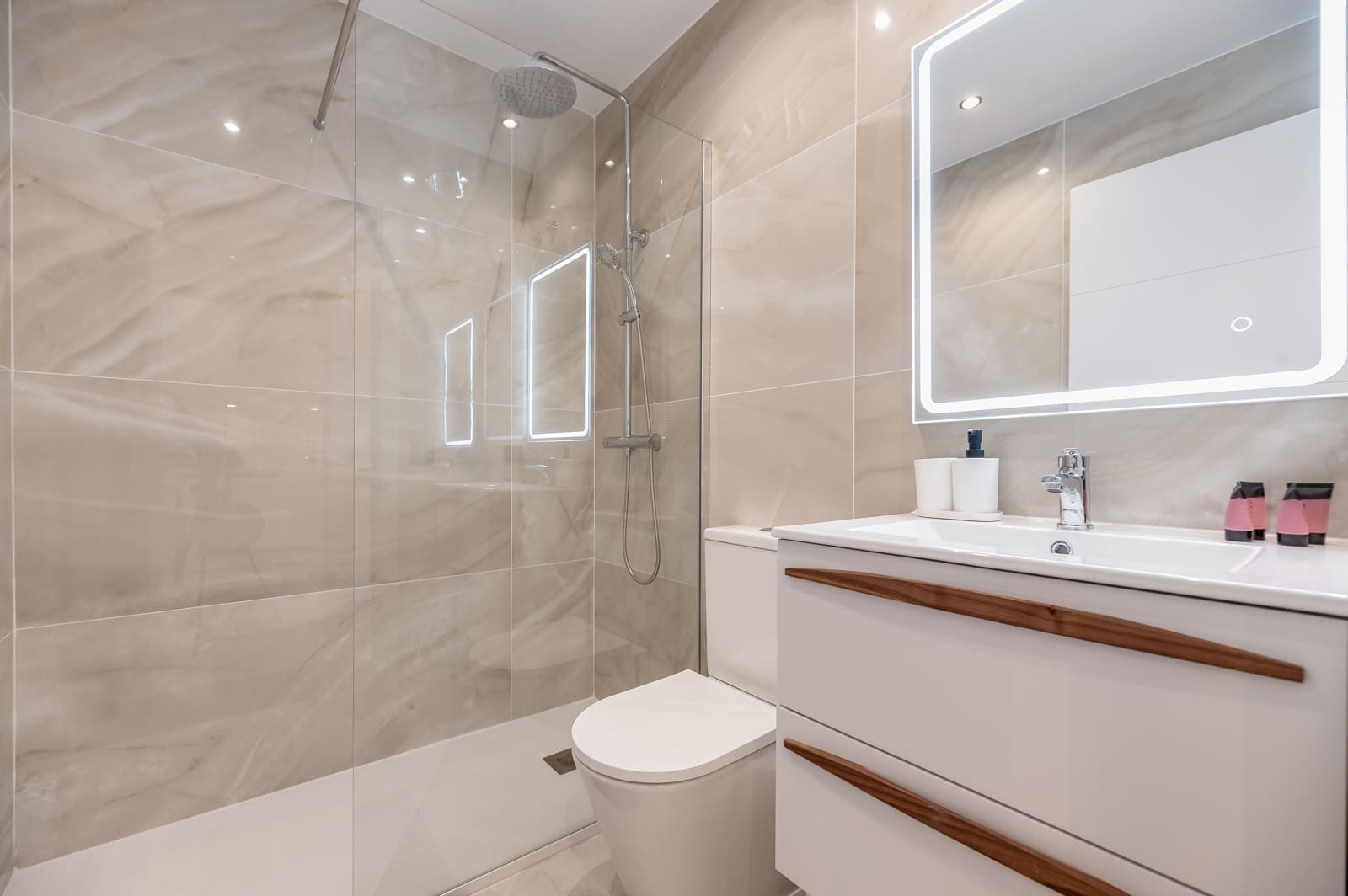 5 bedroom Apartment for sale in Estepona with pool - € 749,000 (Ref: 8878984)