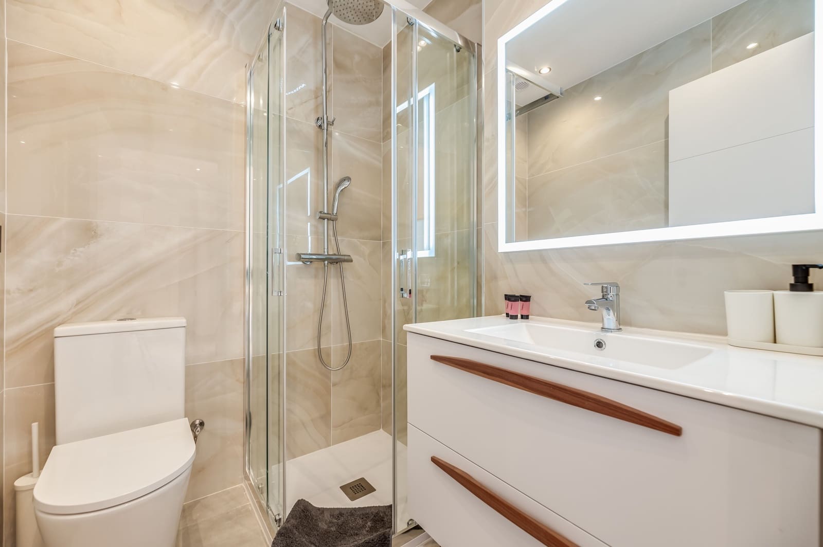 5 bedroom Apartment for sale in Estepona with pool - € 749,000 (Ref: 8878984)