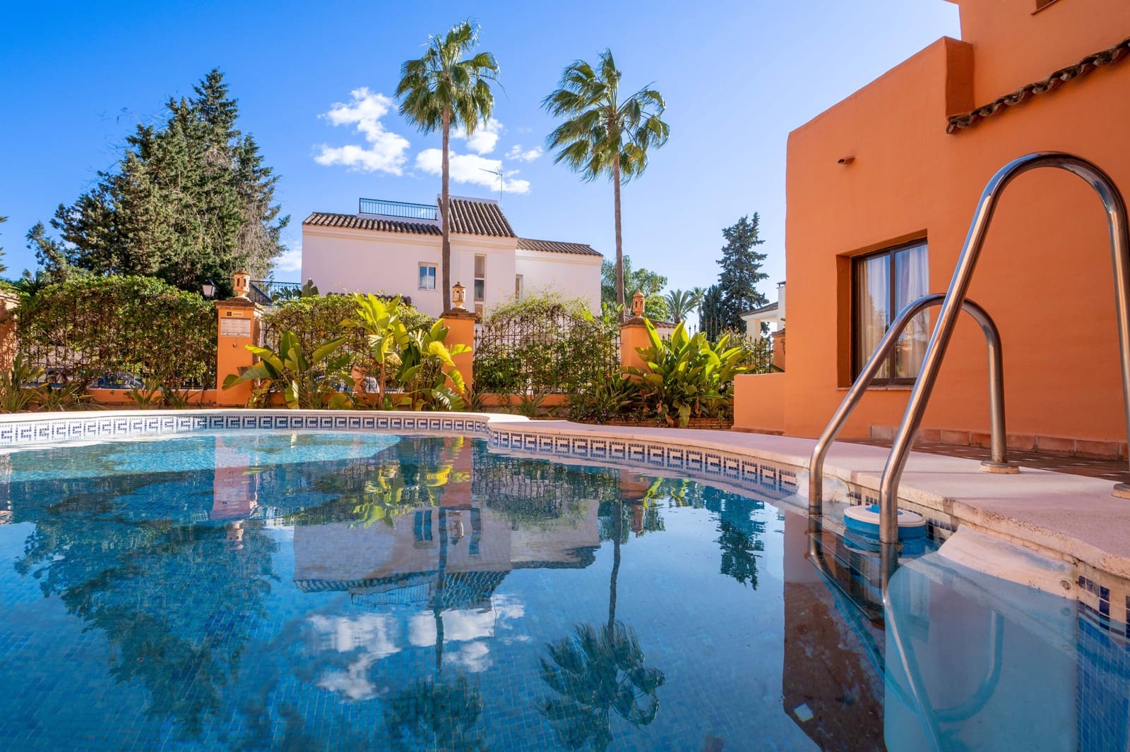 5 bedroom Apartment for sale in Estepona with pool - € 749,000 (Ref: 8878984)