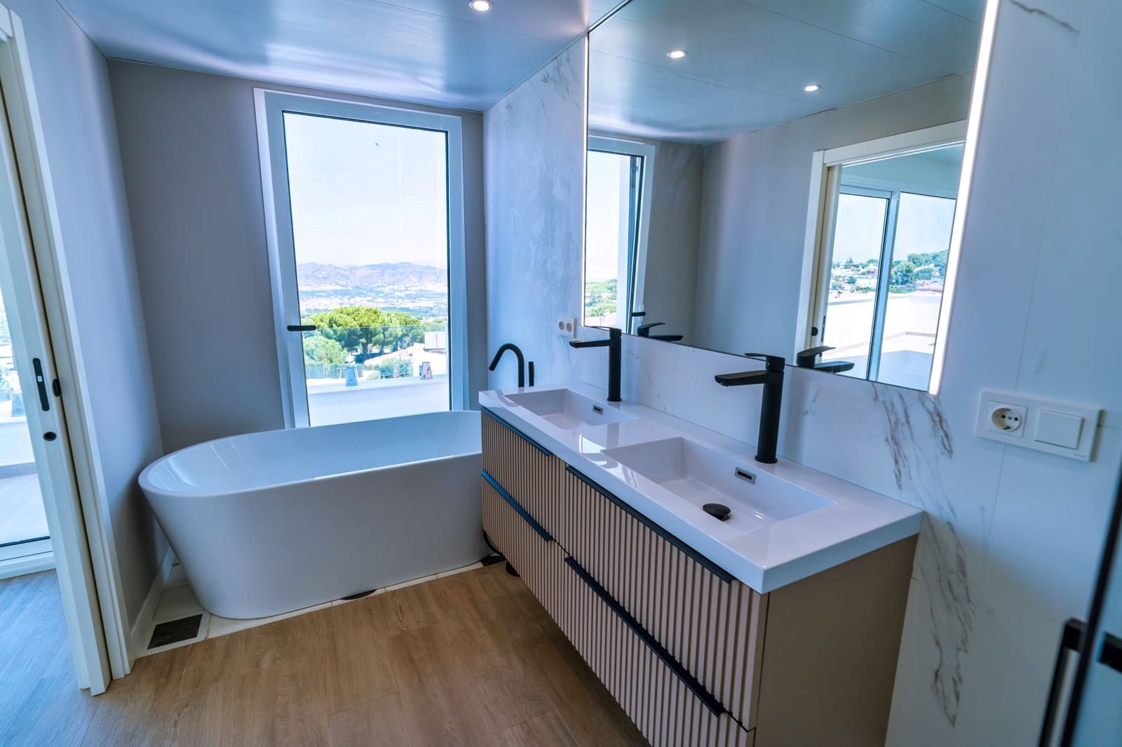 Chalet de 4 habitaciones en Alhaurín de la Torre en venta - 930.000 € (Ref: 8894097)