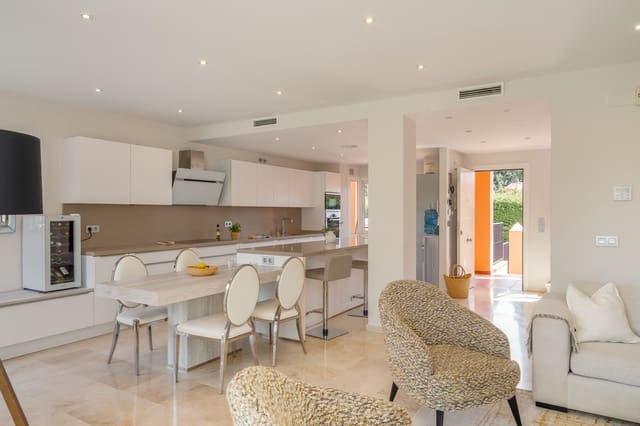 4 sypialnia Dom na sprzedaż w Mijas Costa, Mijas z basenem - 781 000 € (Ref: 8912239)