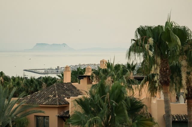 2 sypialnia Penthouse na sprzedaż w Sierra Blanca, Marbella z basenem - 2 095 000 € (Ref: 8967494)