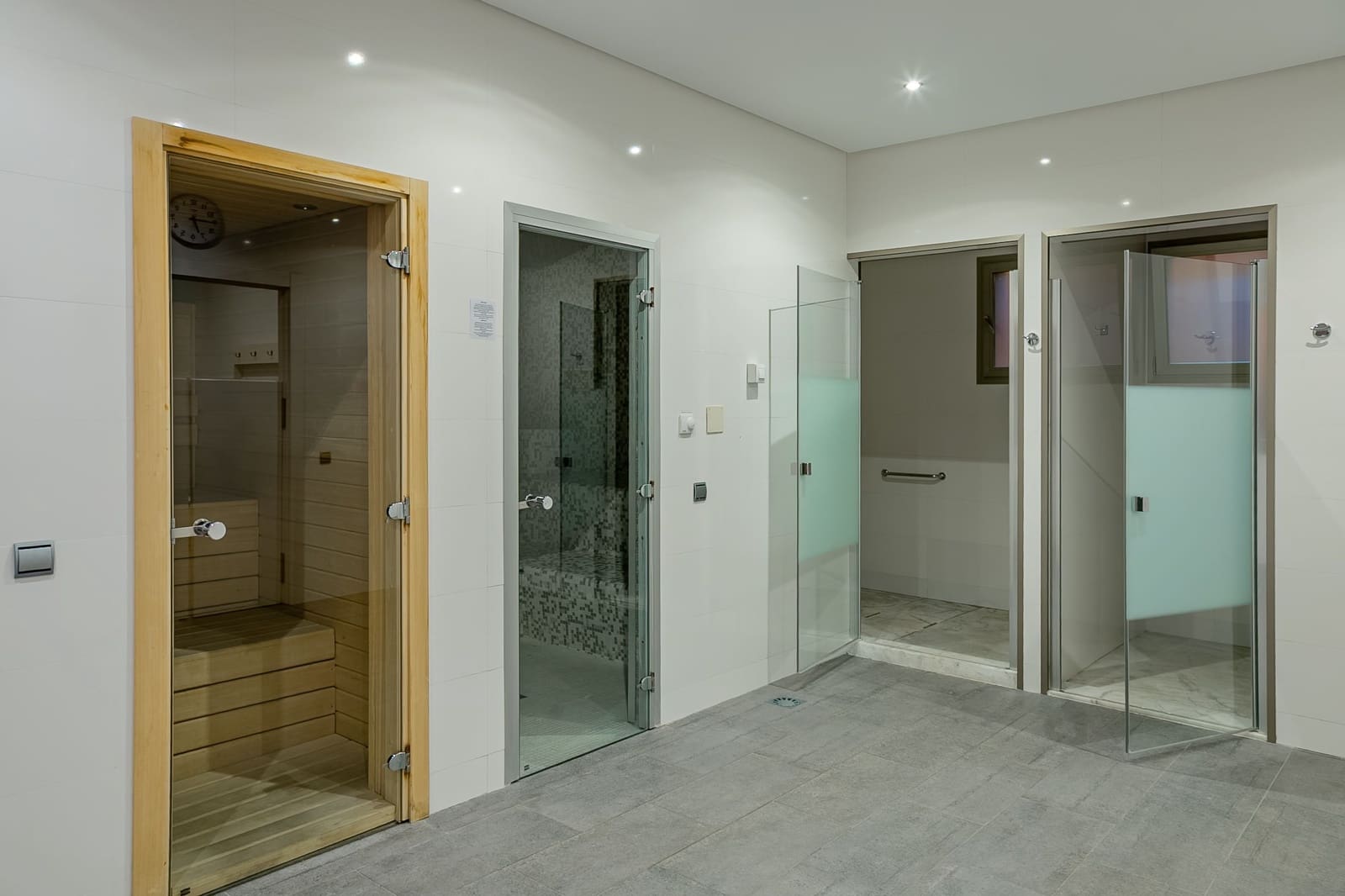 2 sypialnia Penthouse na sprzedaż w Marbella z basenem - 2 095 000 € (Ref: 8967494)