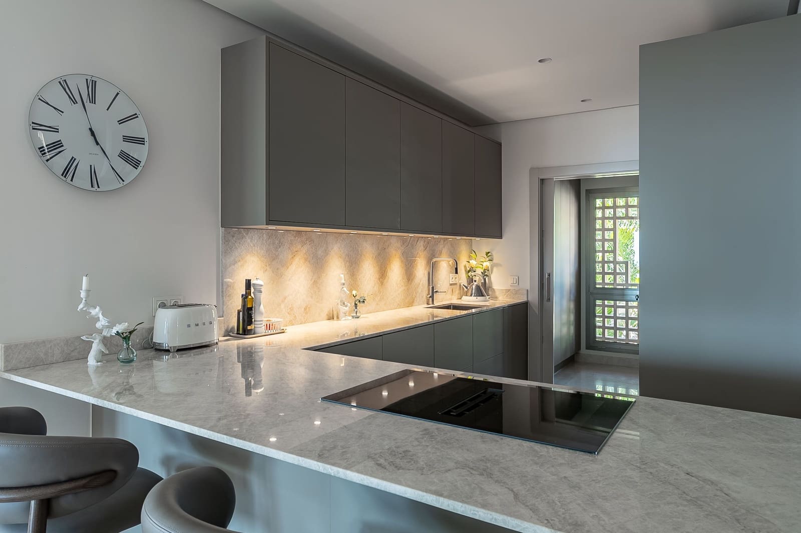 2 sypialnia Penthouse na sprzedaż w Marbella z basenem - 2 095 000 € (Ref: 8967494)