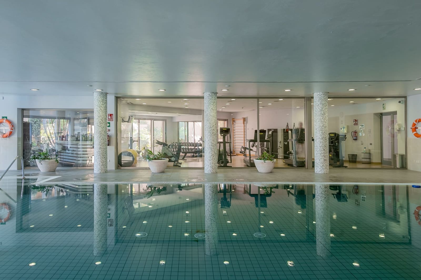 2 sypialnia Penthouse na sprzedaż w Marbella z basenem - 2 095 000 € (Ref: 8967494)