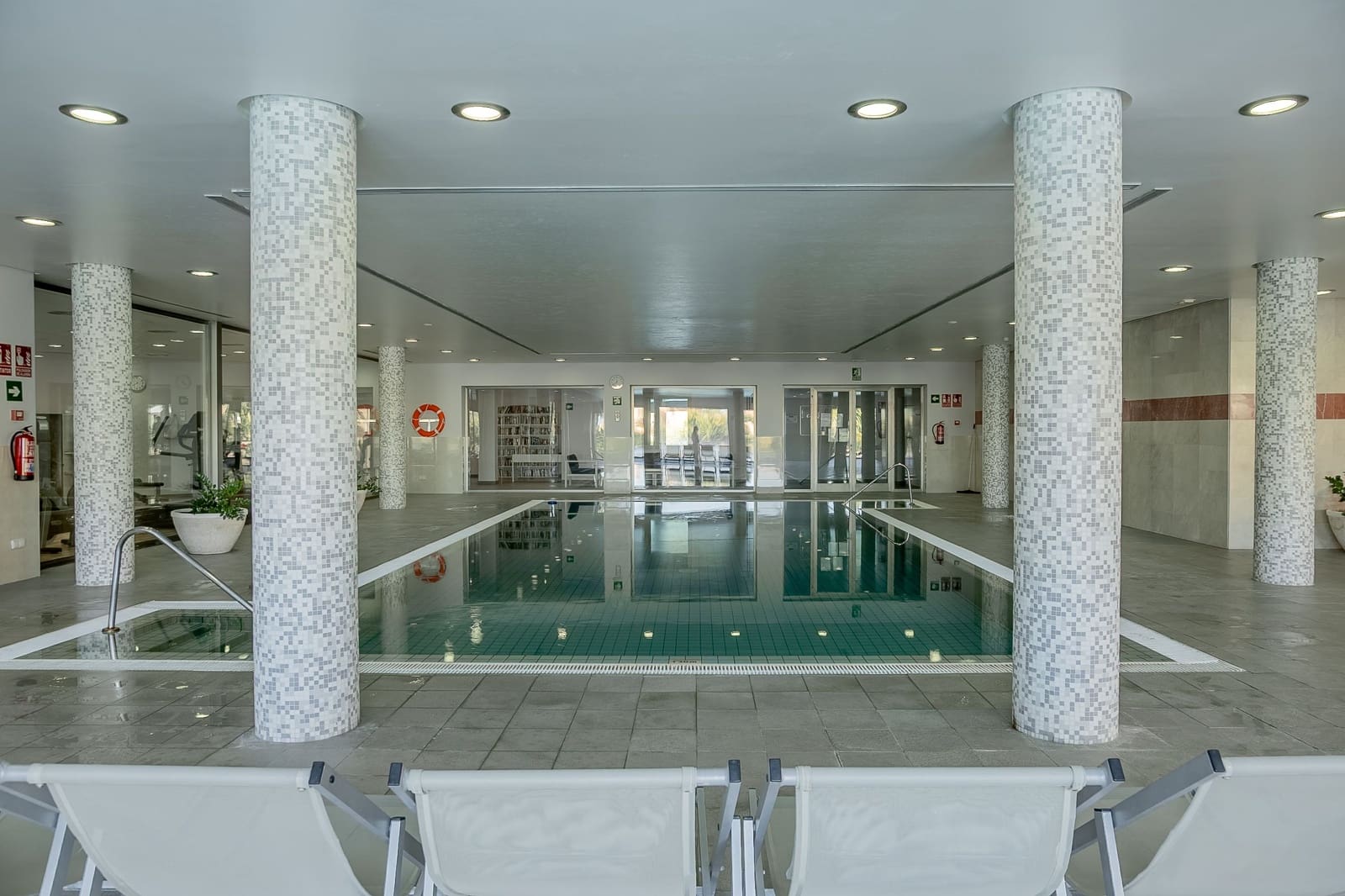 2 sypialnia Penthouse na sprzedaż w Marbella z basenem - 2 095 000 € (Ref: 8967494)