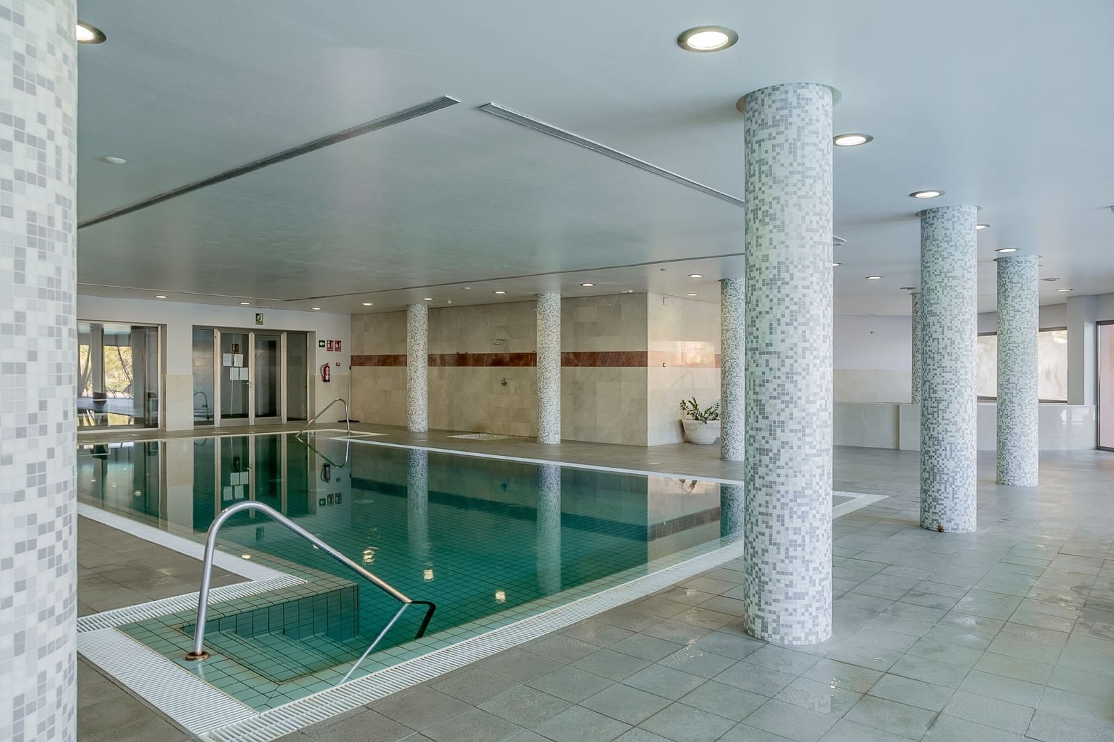 2 sypialnia Penthouse na sprzedaż w Marbella z basenem - 2 095 000 € (Ref: 8967494)