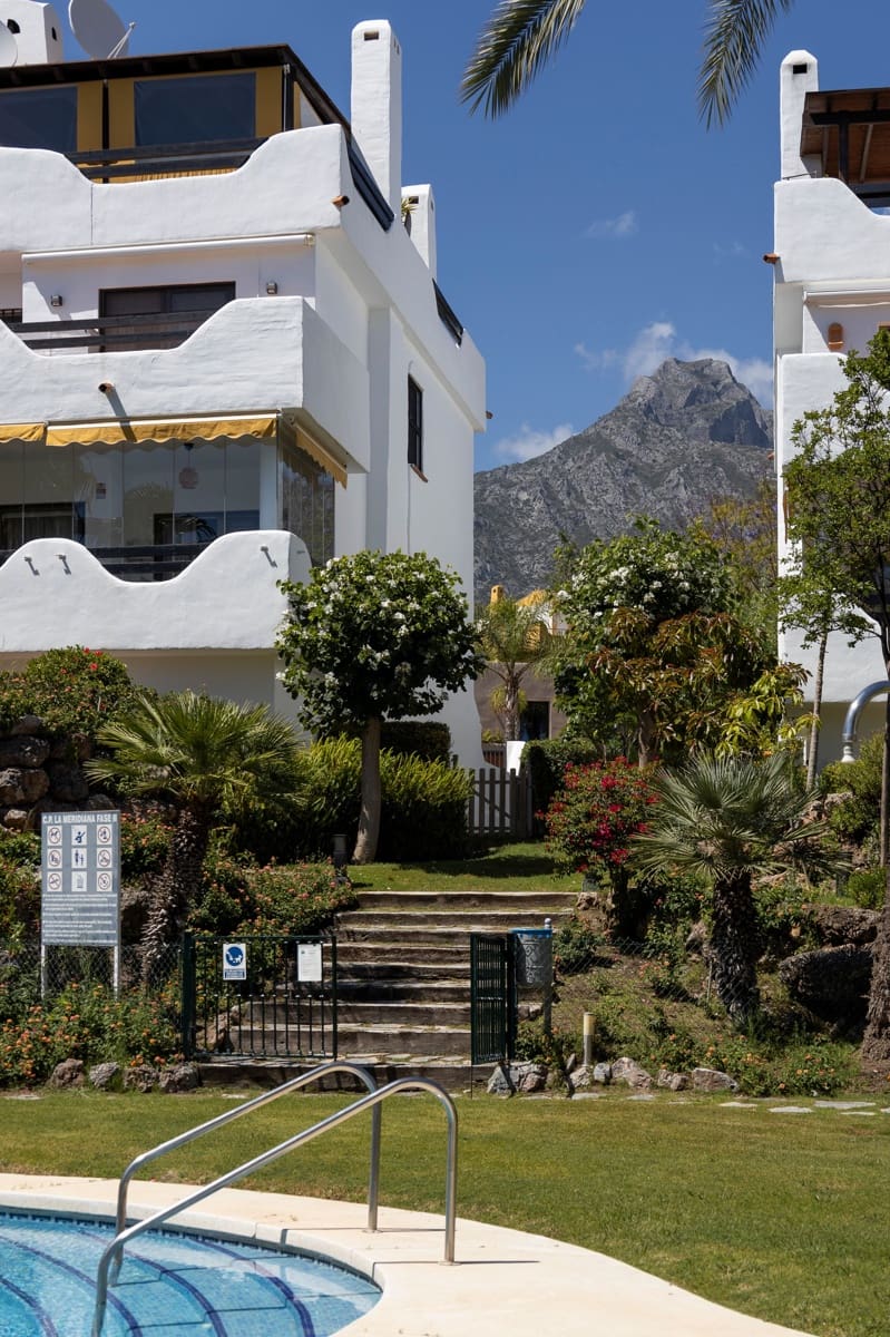 4 soveværelse Byhus til salg i Marbella med swimmingpool - € 899.900 (Ref: 9004668)