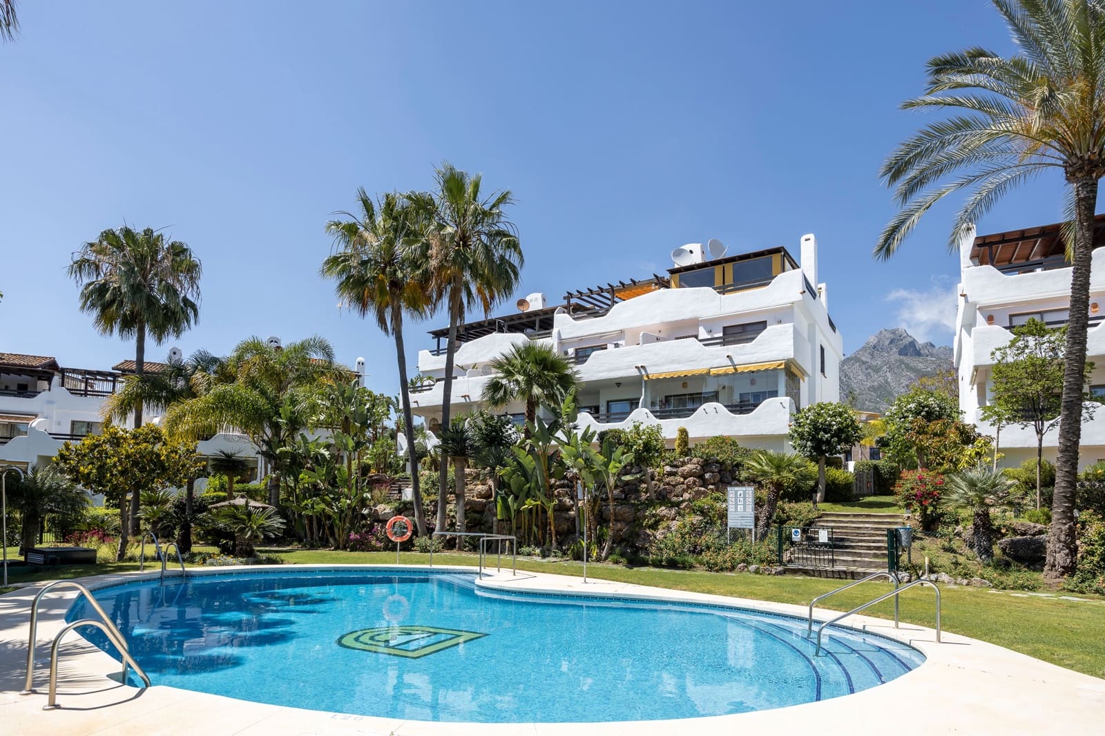 4 soveværelse Byhus til salg i Marbella med swimmingpool - € 899.900 (Ref: 9004668)