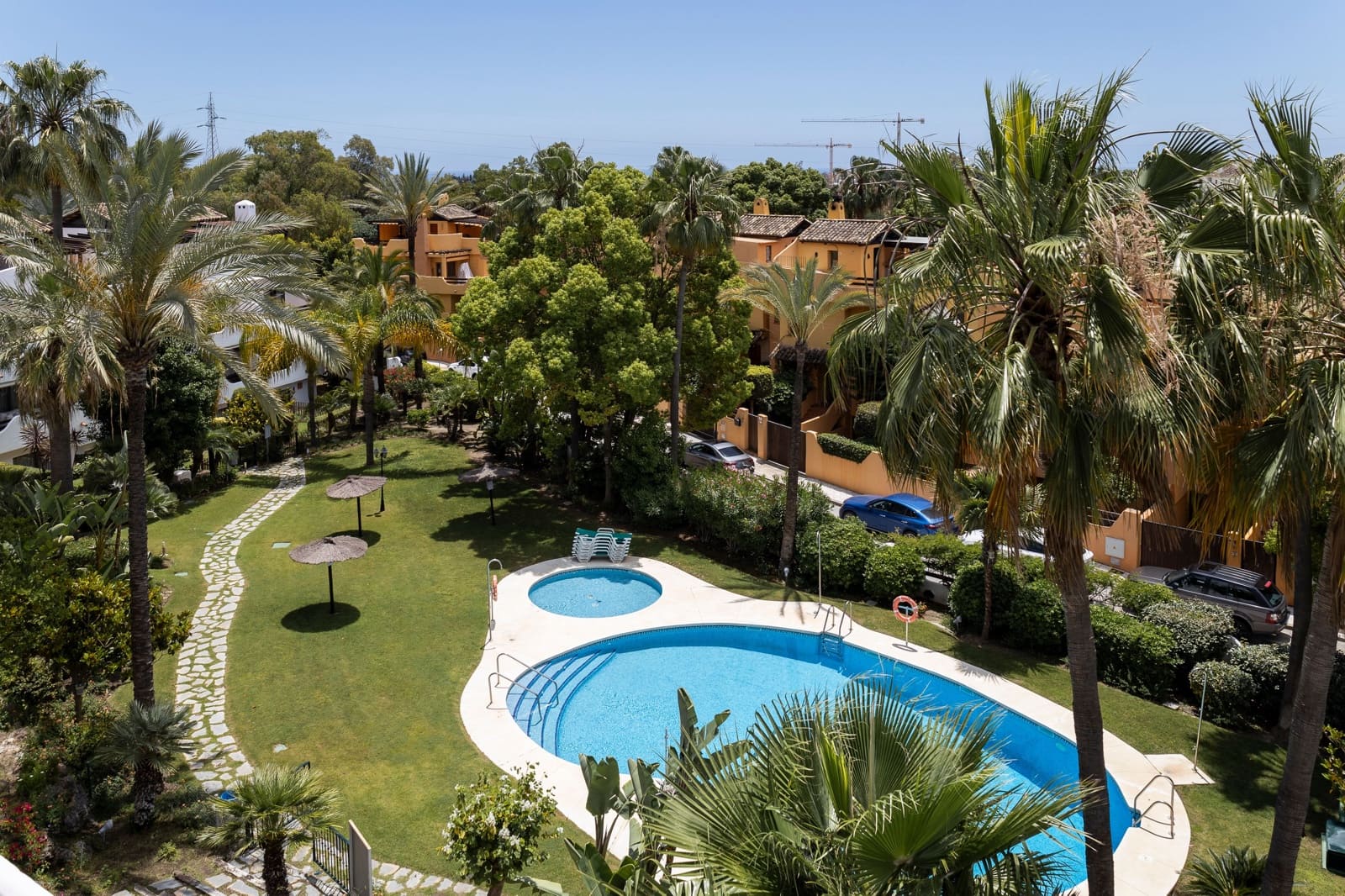 4 soveværelse Byhus til salg i Marbella med swimmingpool - € 899.900 (Ref: 9004668)