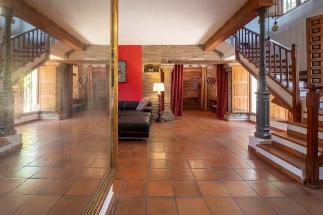 6 bedroom Townhouse for sale in Sayalonga with pool - € 780,000 (Ref: 9006670)