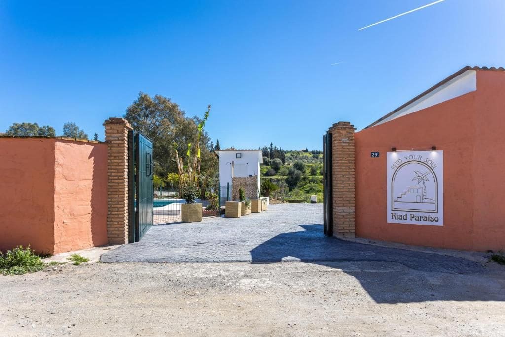 8 soveværelse Finca/Landehus til salg i Malaga by med swimmingpool - € 650.000 (Ref: 9053656)