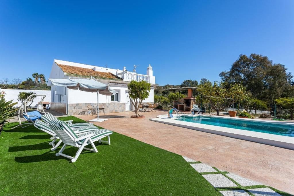 8 soveværelse Finca/Landehus til salg i Malaga by med swimmingpool - € 650.000 (Ref: 9053656)