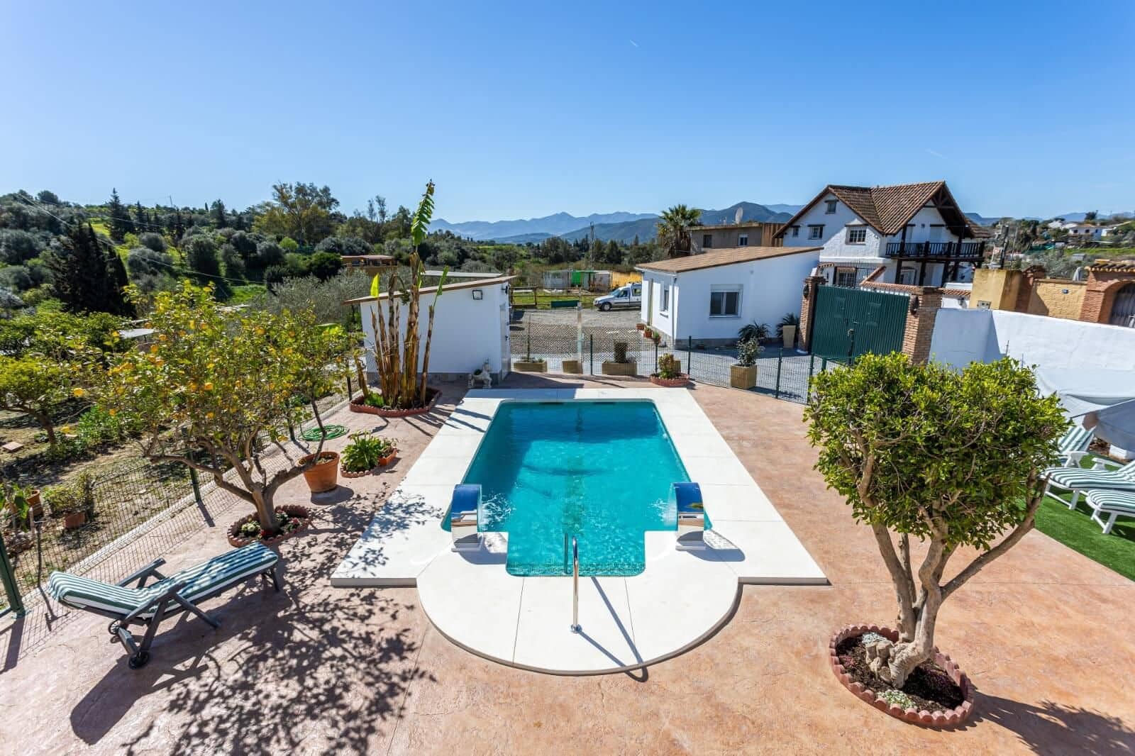 8 soveværelse Finca/Landehus til salg i Malaga by med swimmingpool - € 650.000 (Ref: 9053656)