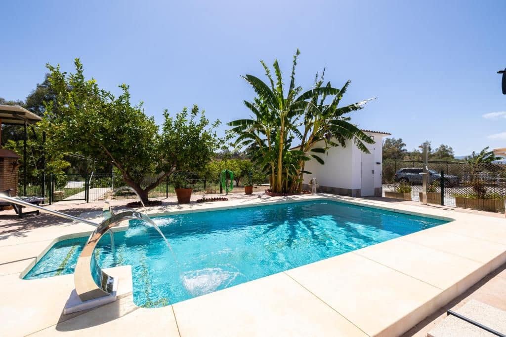 8 soveværelse Finca/Landehus til salg i Malaga by med swimmingpool - € 650.000 (Ref: 9053656)