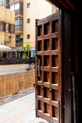 Kommersiell til salgs i Zona Puerto Deportivo, Fuengirola - € 425 000 (Ref: 9058622)