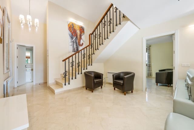 5 quarto Moradia para venda em Nueva Atalaya, Estepona com piscina - 1 395 000 € (Ref: 9085673)